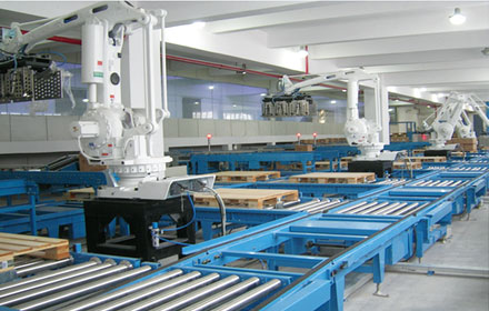 Automatic palletizing robot for finished products
